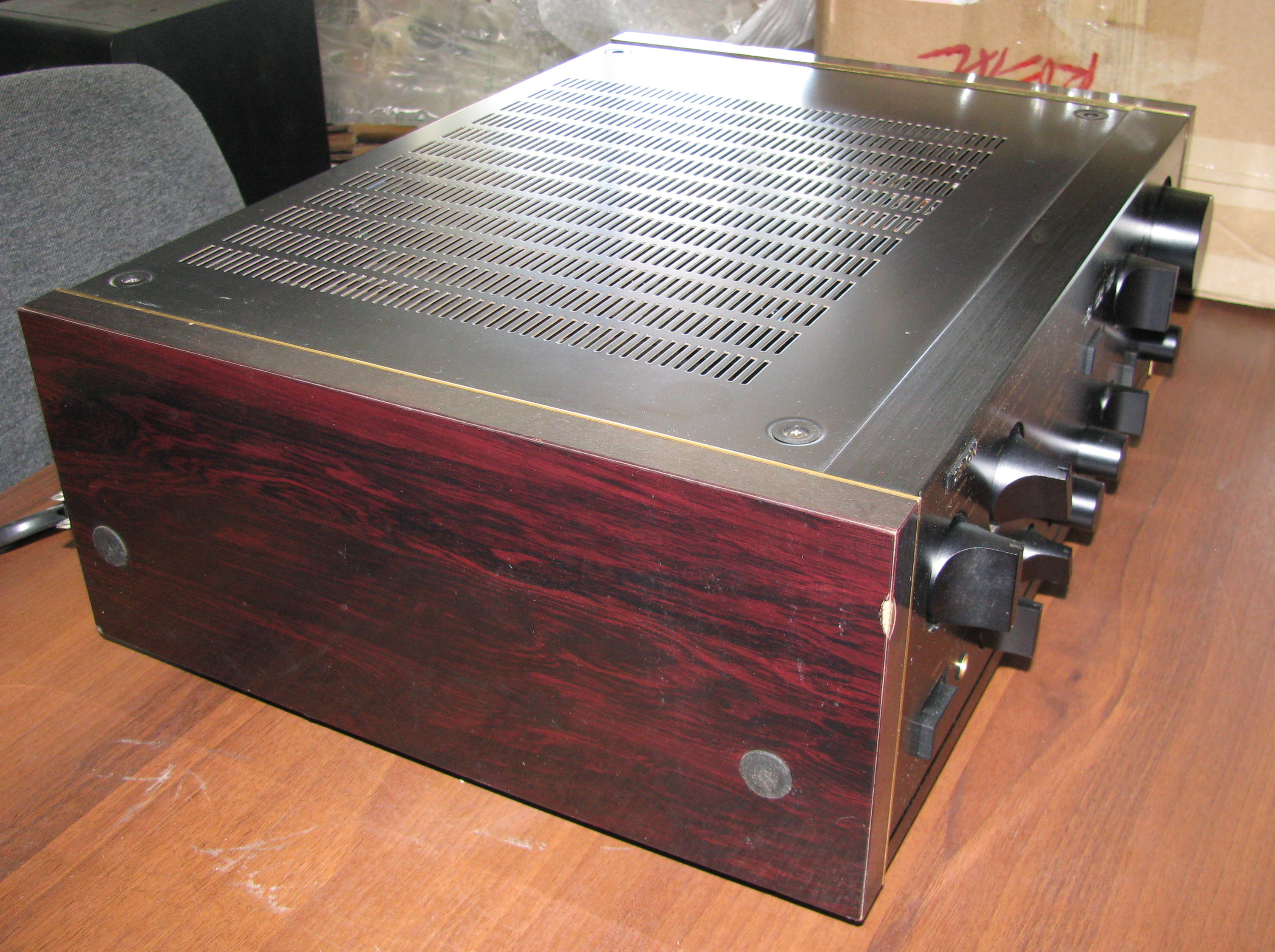 vintage hi-fi integrated amplifier Denon PMA-1010D